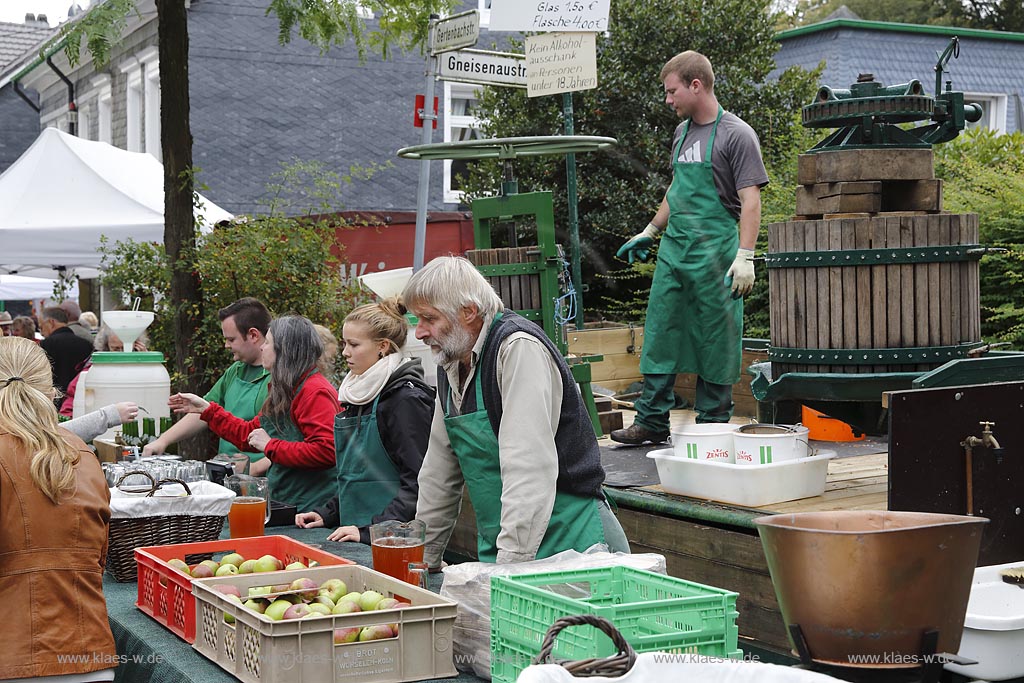 Remscheid Luettringhausen, Bauernmarkt, Obststand mit mobiler Saftpresse; Remscheid Luettringhausen, farmers' market, market stand with a mobile  juice squeezer.