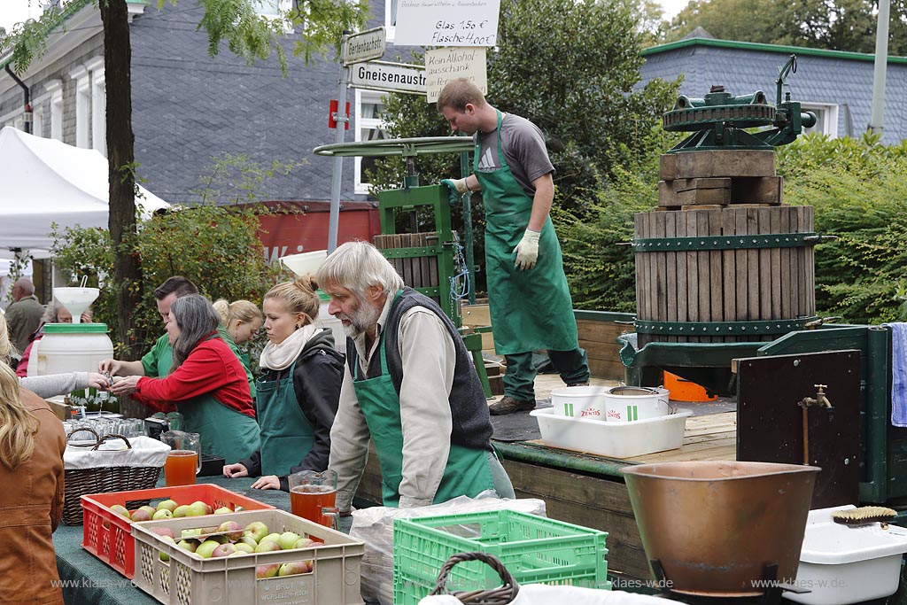 Remscheid Luettringhausen, Bauernmarkt, Obststand mit mobiler Saftpresse; Remscheid Luettringhausen, farmers' market, market stand with a mobile  juice squeezer.