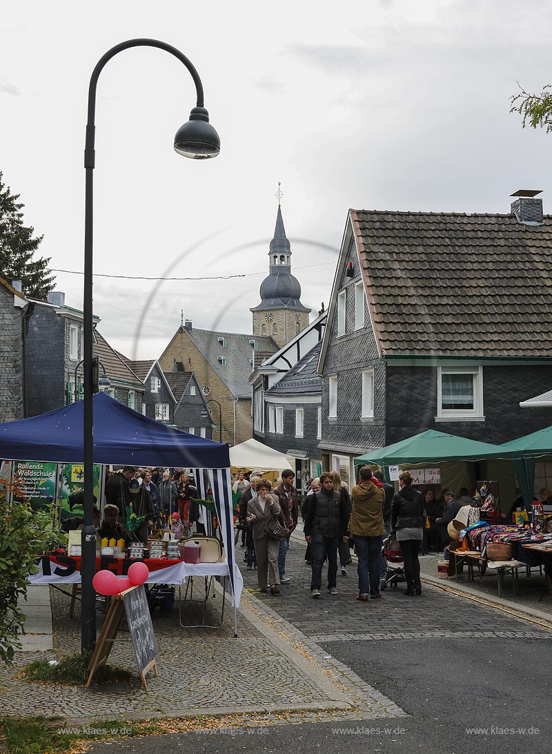 Remscheid Luettringhausen, Gertenbachstrasse mit Blick zur evangelischen Kirche und Bauernmarkt; Remscheid Luettringhausen, street Gertenbachstrase with view to the evangelic church and to the farmers market.