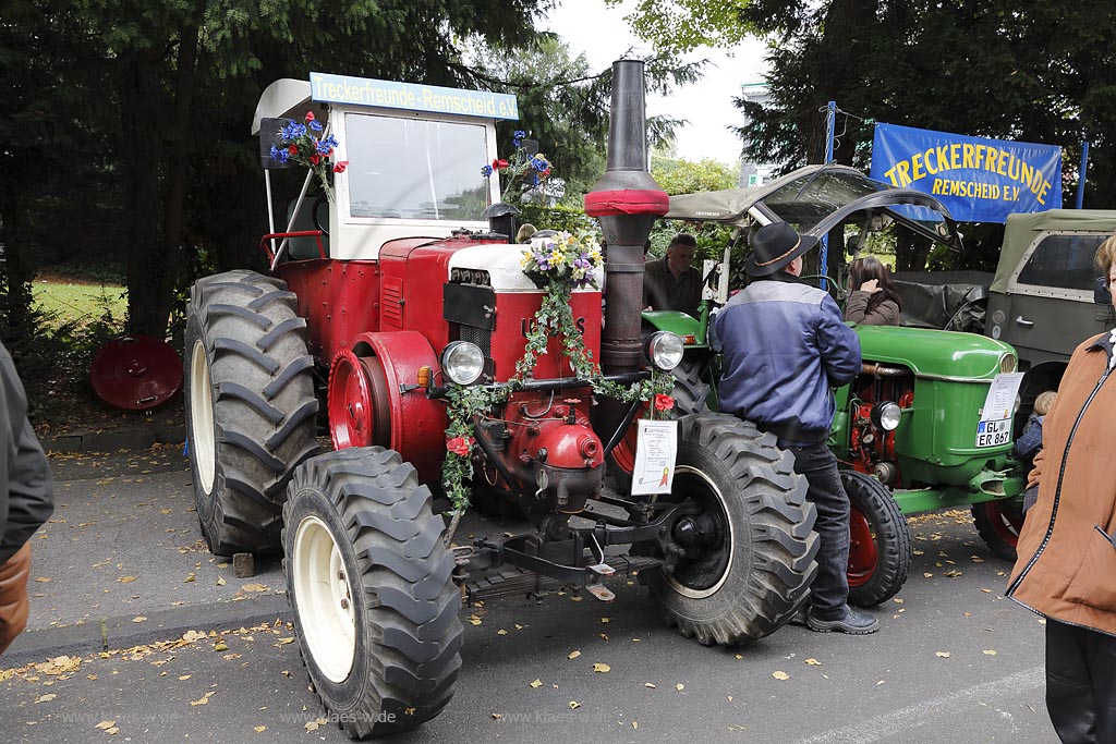 Remscheid Luettringhausen, Bauernmarkt, Trecker Oldtimer der Treckerfreunde Remscheid; Remscheid Luettringhausen, frarmers market, Trecker Oldtimer of the club Treckerfreunde Remscheid.