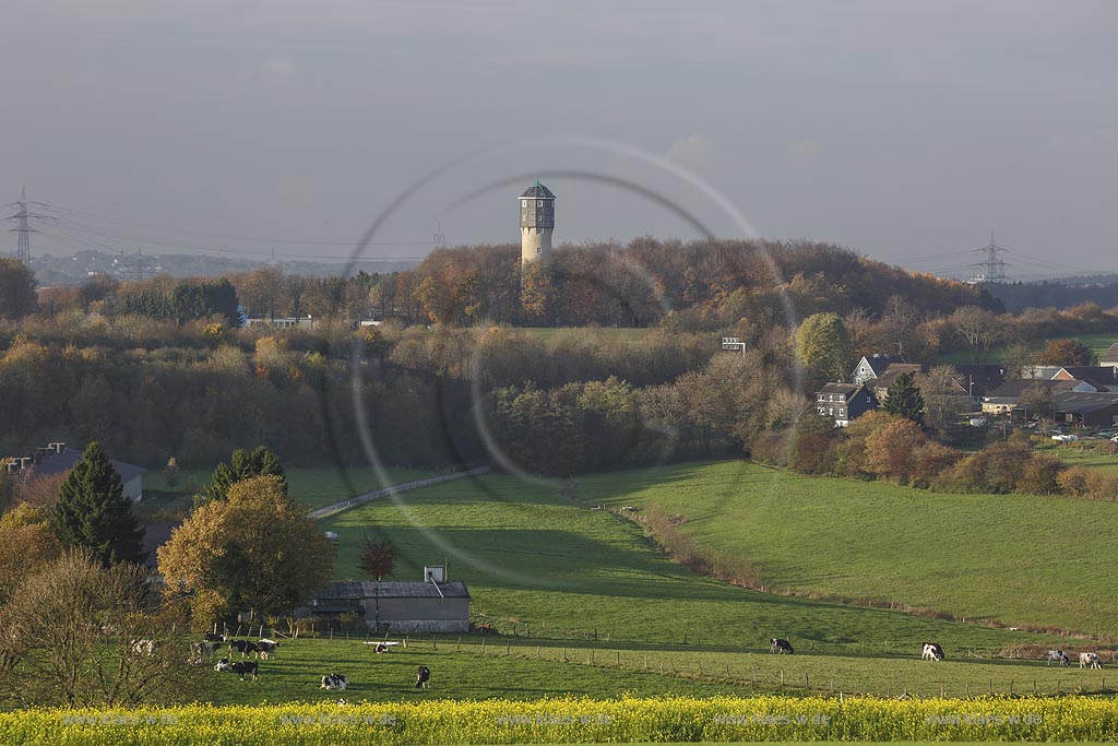 Remscheid Luettringhausen, Blick ueber Lennep Garnixhaeuschen zum Luettringhaser Wasserturm. Dieser steht unter Denkmalschutz und stellt eine weithin sichtbare Landmarke dar; Remscheid-Luettringhausen, view to the water tower.