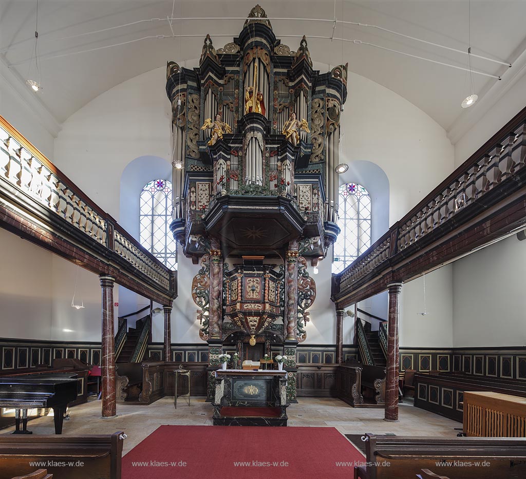 Remscheid-Luettringhausen, evangelische Kirche bergische barocke Predigtkirche von 1735. Emporen-Sakralbau mit uebereinander angeordneten Prinzipalstuecken: Altar, Kanzel und Orgel; Remscheid-Luettringhausen, evangelic church, baroque church anno 1735. 