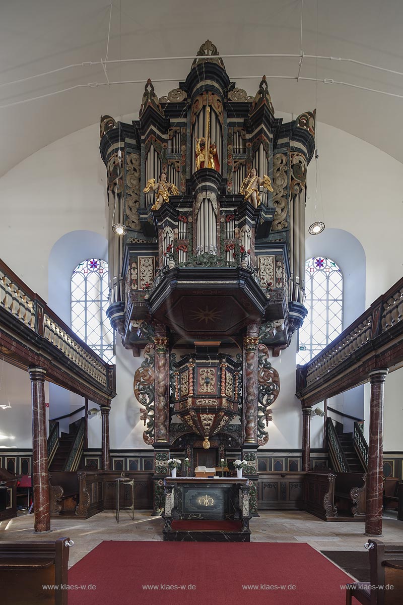 Remscheid-Luettringhausen, evangelische Kirche  Remscheid-Luettringhausen, evangelische Kirche bergische barocke Predigtkirche von 1735. Emporen-Sakralbau mit uebereinander angeordneten Prinzipalstuecken: Altar, Kanzel und Orgel; Remscheid-Luettringhausen, evangelic church, baroque church anno 1735. 
