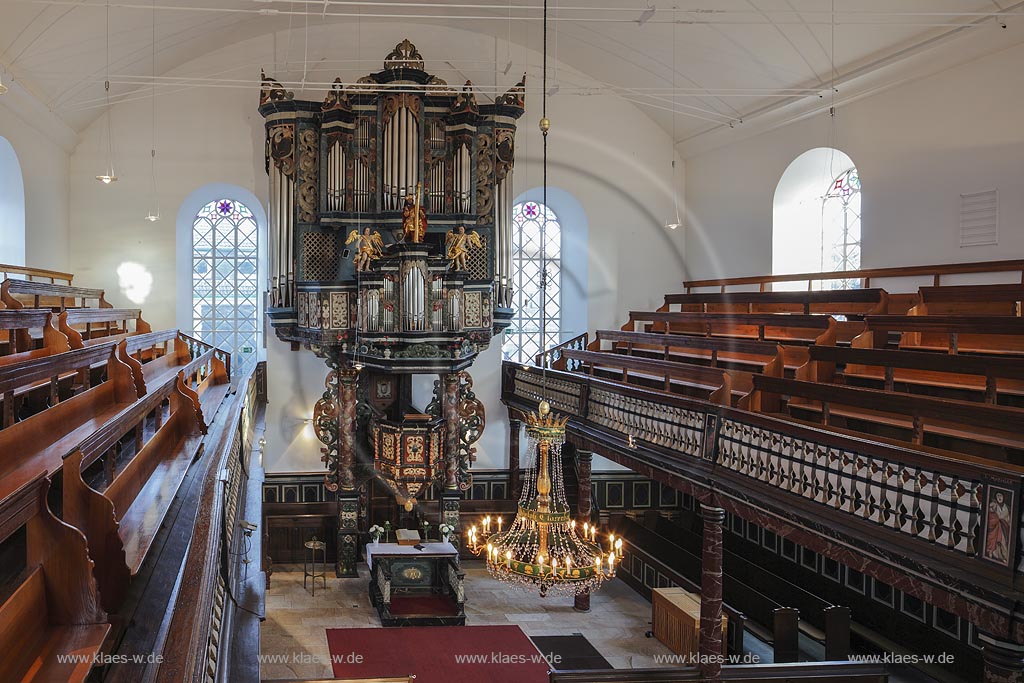Remscheid-Luettringhausen, evangelische Kirche bergische barocke Predigtkirche von 1735. Emporen-Sakralbau mit uebereinander angeordneten Prinzipalstuecken: Altar, Kanzel und Orgel; Remscheid-Luettringhausen, evangelic church, baroque church anno 1735. 