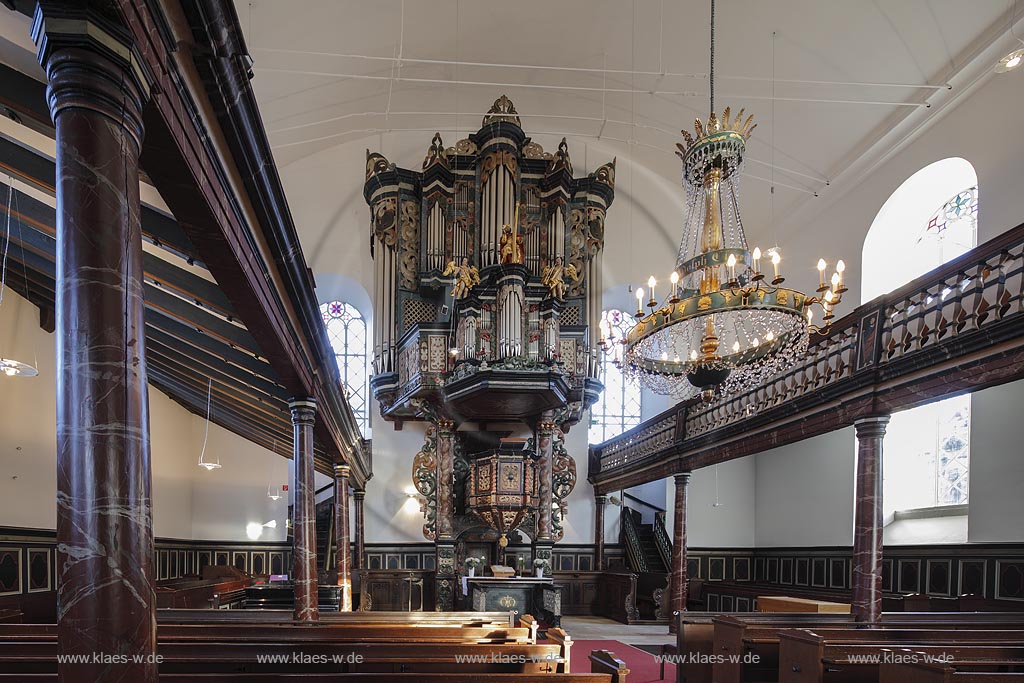 Remscheid-Luettringhausen, evangelische Kirche bergische barocke Predigtkirche von 1735. Emporen-Sakralbau mit uebereinander angeordneten Prinzipalstuecken: Altar, Kanzel und Orgel; Remscheid-Luettringhausen, evangelic church, baroque church anno 1735. 