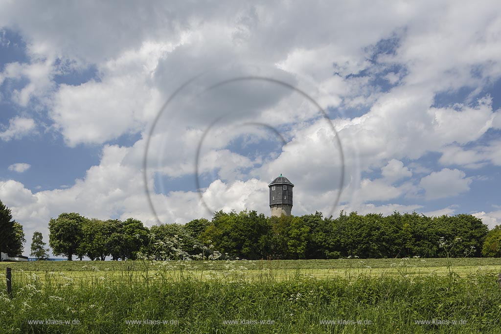 Remscheid-Luettringhausen, Blick auf den Wasserturm, er steht unter Denkmalschutz und stellt eine weithin sichtbare Landmarke dar; Remscheid-Luettringhausen, view to the water tower.