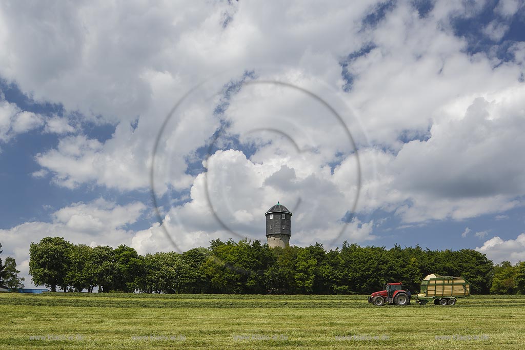 Remscheid-Luettringhausen, Blick auf den Wasserturm, er steht unter Denkmalschutz und stellt eine weithin sichtbare Landmarke dar; Remscheid-Luettringhausen, view to the water tower.