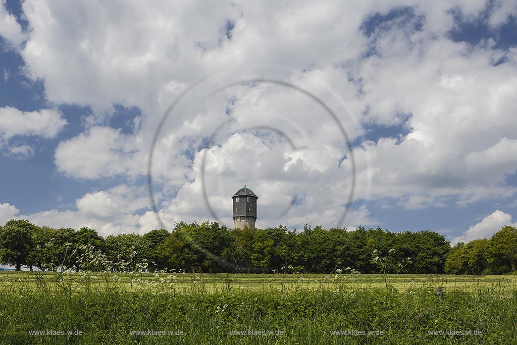 Remscheid-Luettringhausen, Blick auf den Wasserturm, er steht unter Denkmalschutz und stellt eine weithin sichtbare Landmarke dar; Remscheid-Luettringhausen, view to the water tower.