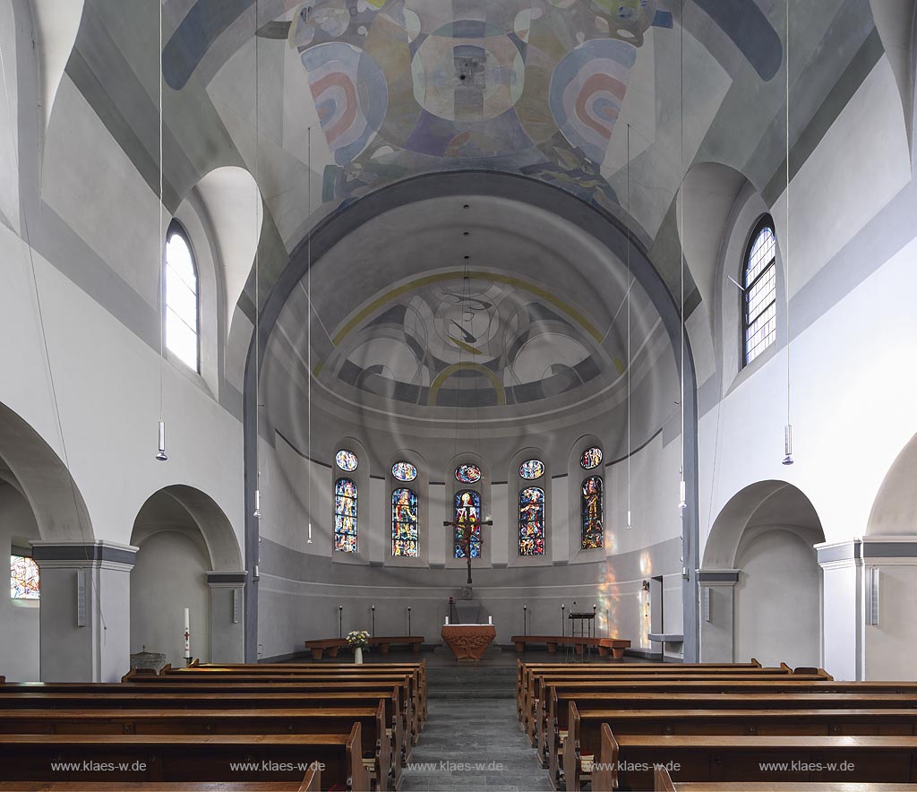 Remscheid-Luettringhausen, Heilig-Kreuz-Kirche, 1925 bis 1927 erbaut, Blick durchs Langhaus zum Altar; Remscheid-Luettringhausen, church Heilig-Kreuz-Kirche, view through the nave to the altar.