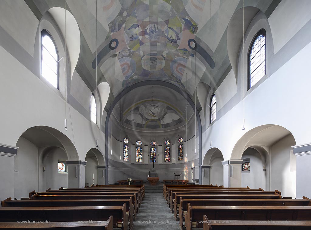 Remscheid-Luettringhausen, Heilig-Kreuz-Kirche, 1925 bis 1927 erbaut, Blick durchs Langhaus zum Altar; Remscheid-Luettringhausen, church Heilig-Kreuz-Kirche, view through the nave to the altar.