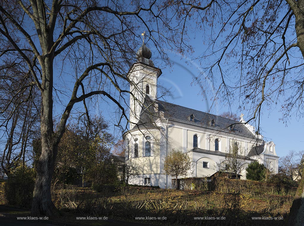 Remscheid-Luettringhausen, katholische Heilig-Kreuz-Kirche im Spaetherbst, sie wurde 1925 bis 1927 erbaut; Remscheid-Luettringhausen, catholic church Heilig-Kreuz-Kirche.