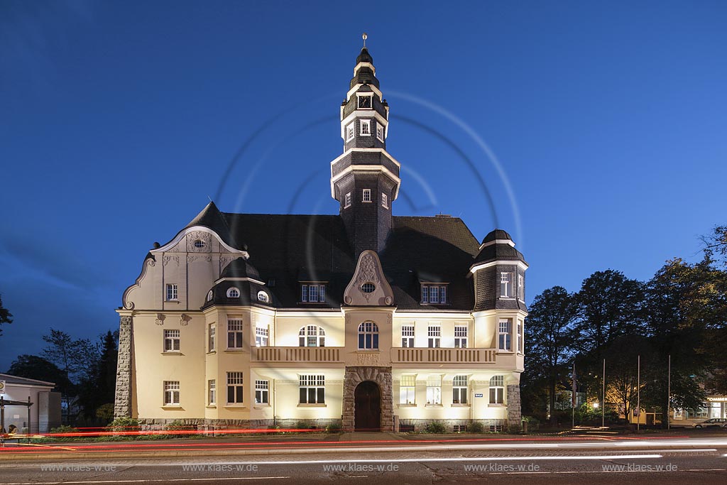 Remscheid-Luettringhausen, Rathaus zur blauen Stunde; Remscheid-Luettringhausen, town hall at blue hour.