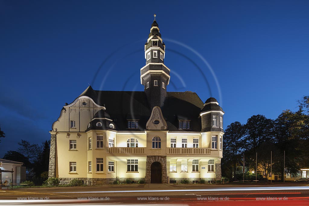 Remscheid-Luettringhausen, Rathaus zur blauen Stunde; Remscheid-Luettringhausen, town hall at blue hour.