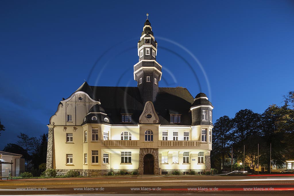Remscheid-Luettringhausen, Rathaus zur blauen Stunde; Remscheid-Luettringhausen, town hall at blue hour.