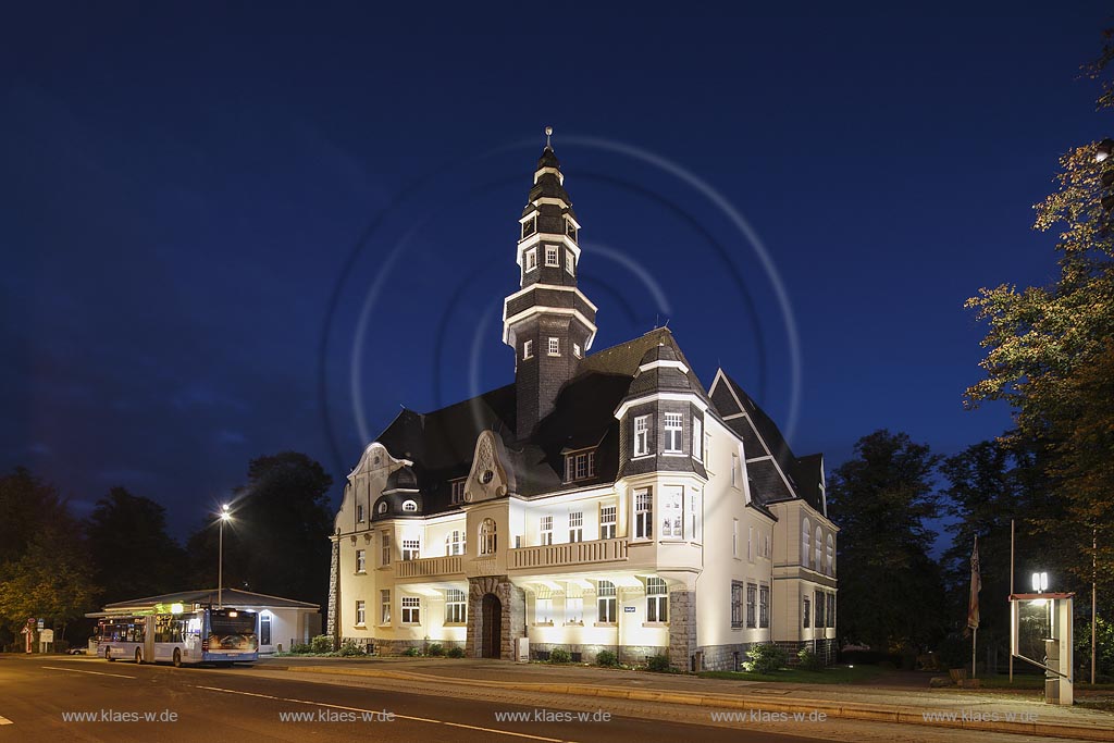 Remscheid-Luettringhausen, Rathaus zur blauen Stunde; Remscheid-Luettringhausen, town hall at blue hour.