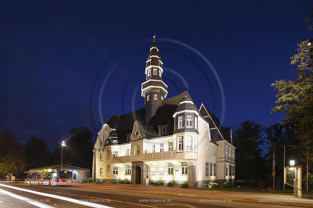 Remscheid-Luettringhausen, Rathaus zur blauen Stunde; Remscheid-Luettringhausen, town hall at blue hour.