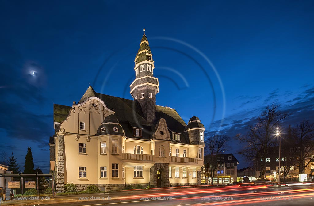 Remscheid-Luettringhausen, Rathaus illuminiert zur blauen Stunde.
