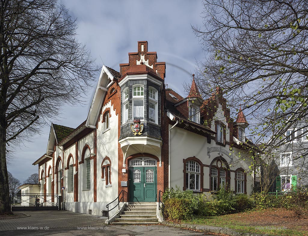 Remscheid-Luettringhausen, Staedtische Turnhalle von 1904 mit gruenderzeitlicher Fassadengestaltung nach Plaenen des Oberturnlehrers Grueber mit Backsteinornamentik, Treppengiebel und Rundbogenfenster, sowie verschiedenartig ausgeformte Dachaufbauten; Remscheid-Luettringhausen, gym Staedtische Turnhalle anno 1904.