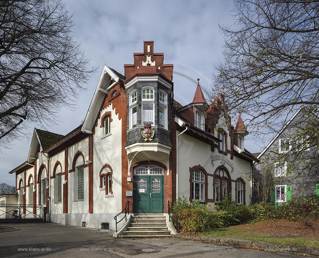 Remscheid-Luettringhausen, Staedtische Turnhalle von 1904 mit gruenderzeitlicher Fassadengestaltung nach Plaenen des Oberturnlehrers Grueber mit Backsteinornamentik, Treppengiebel und Rundbogenfenster, sowie verschiedenartig ausgeformte Dachaufbauten; Remscheid-Luettringhausen, gym Staedtische Turnhalle anno 1904.