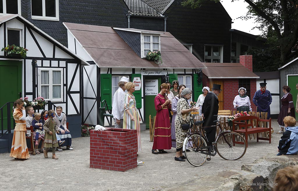 Remscheid, Luettringhausen, Bergische Heimatspiele, Volksbuehne, Blick auf die Freilichtbuehne in Luettringhausen mit Akteuren und bergischen Fachwerkhaus Kulissen. Remscheid, Luettringhausen, Bergische Heimatspiele, Stage, With a view to the Actors to the open Air Stage with typical House Front dummys.