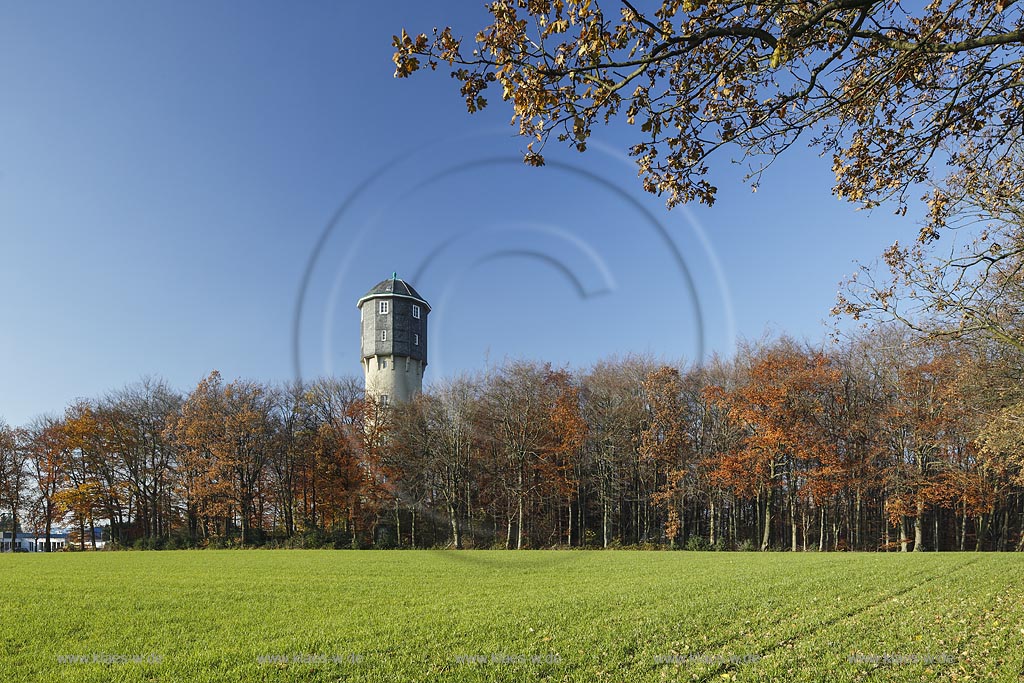 Remscheid-Luettringhausen, Blick auf den Wasserturm im Spaetherbst, er steht unter Denkmalschutz und stellt eine weithin sichtbare Landmarke dar; Remscheid-Luettringhausen, view to the water tower in late autumn
