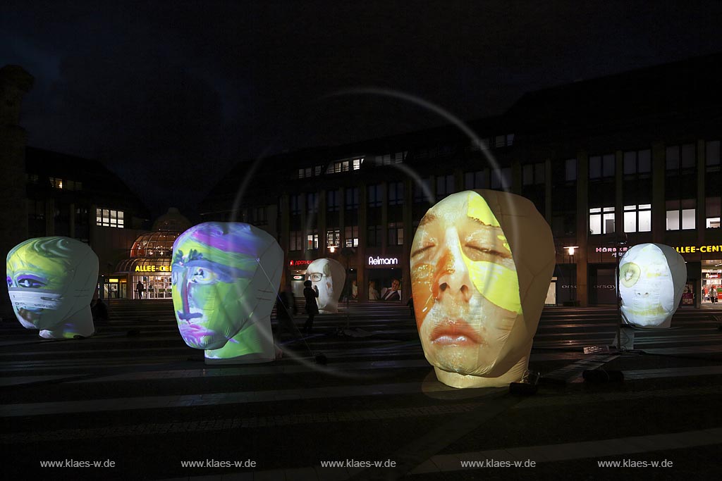 Remscheid Innenstadt, "Vaillant Nacht der Kultur Remscheid",  insgesamt zwoelf aufblasbare ueberdimensionale Koepfe stehen auf dem Theodor-Heuss- Platz. Video-Beamer projizieren Gesichter auf die Skulpturen; Remscheid Innenstadt, event "Vaillant Nacht der Kultur Remscheid".