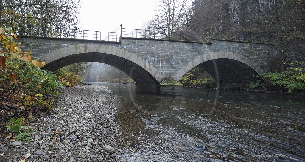Remscheid, die Napoleonsbruecke, eine alte Wupperbruecke von 1850, zweibogig aus Grauwacke und Sandstein, errichtet 1850 durch die Stadt Remscheid, Standort der Bruecke:  Brueckenweg bei Solingen Muengsten. Im Hintergrund der Aussichtspavillion Diederichstempel im Nebel; Remscheid, the bridge Napeleonsbruecke, in the background the observation pavillon Diederichstempel in fog.