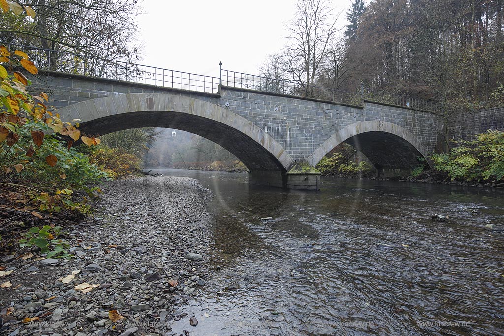 Remscheid, die Napoleonsbruecke, eine alte Wupperbruecke von 1850, zweibogig aus Grauwacke und Sandstein, errichtet 1850 durch die Stadt Remscheid, Standort der Bruecke:  Brueckenweg bei Solingen Muengsten. Im Hintergrund der Aussichtspavillion Diederichstempel im Nebel; Remscheid, the bridge Napeleonsbruecke, in the background the observation pavillon Diederichstempel in fog.