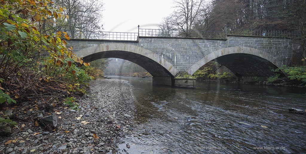 Remscheid, die Napoleonsbruecke, eine alte Wupperbruecke von 1850, zweibogig aus Grauwacke und Sandstein, errichtet 1850 durch die Stadt Remscheid, Standort der Bruecke:  Brueckenweg bei Solingen Muengsten. Im Hintergrund der Aussichtspavillion Diederichstempel im Nebel; Remscheid, the bridge Napeleonsbruecke, in the background the observation pavillon Diederichstempel in fog.
