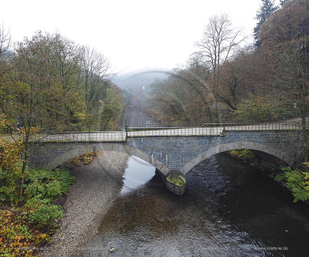 Remscheid, die Napoleonsbruecke, eine alte Wupperbruecke von 1850, zweibogig aus Grauwacke und Sandstein, errichtet 1850 durch die Stadt Remscheid, Standort der Bruecke:  Brueckenweg bei Solingen Muengsten. Im Hintergrund der Aussichtspavillion Diederichstempel im Nebel; Remscheid, the bridge Napeleonsbruecke, in the background the observation pavillon Diederichstempel in fog.