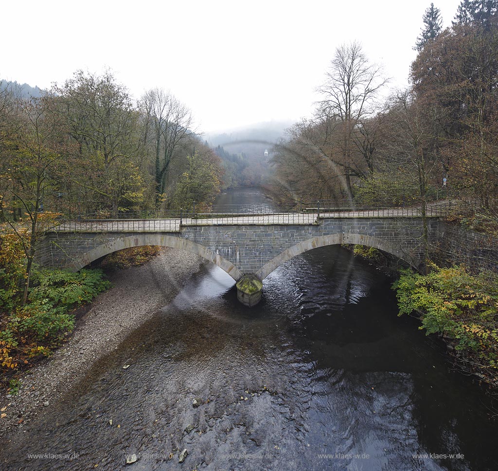 Remscheid, die Napoleonsbruecke, eine alte Wupperbruecke von 1850, zweibogig aus Grauwacke und Sandstein, errichtet 1850 durch die Stadt Remscheid, Standort der Bruecke:  Brueckenweg bei Solingen Muengsten. Im Hintergrund der Aussichtspavillion Diederichstempel im Nebel; Remscheid, the bridge Napeleonsbruecke, in the background the observation pavillon Diederichstempel in fog.
