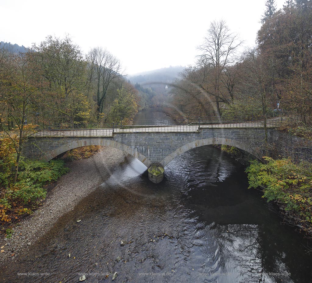 Remscheid, die Napoleonsbruecke, eine alte Wupperbruecke von 1850, zweibogig aus Grauwacke und Sandstein, errichtet 1850 durch die Stadt Remscheid, Standort der Bruecke:  Brueckenweg bei Solingen Muengsten. Im Hintergrund der Aussichtspavillion Diederichstempel im Nebel; Remscheid, the bridge Napeleonsbruecke, in the background the observation pavillon Diederichstempel in fog.