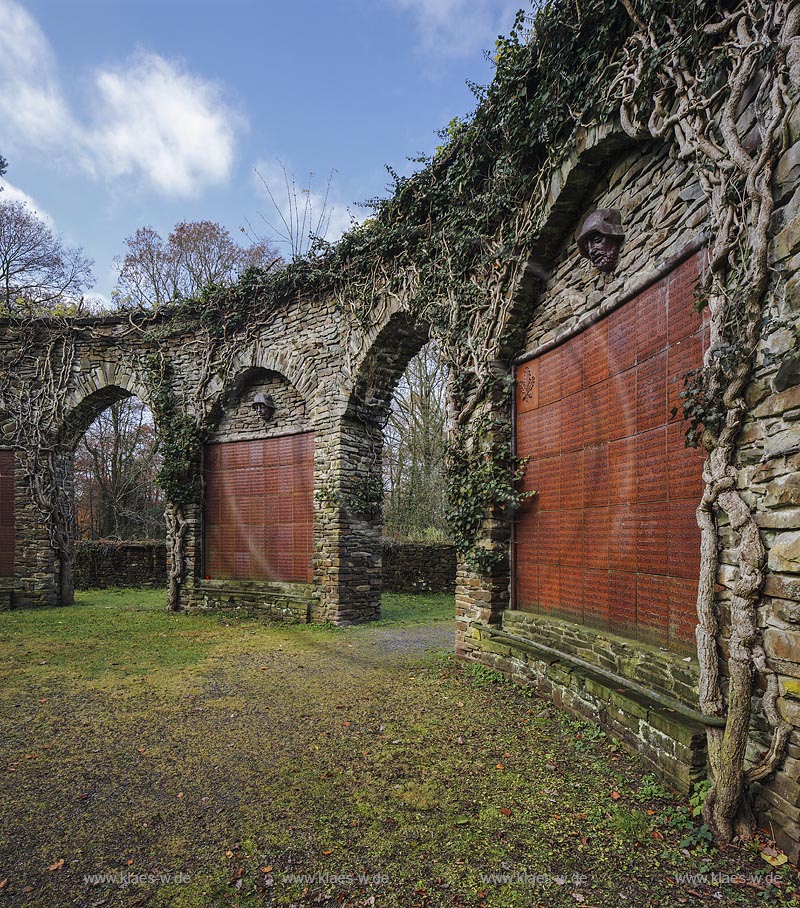 Remscheid-Reinshagen, Ehrenhain, ein  von armdicken Efeutrieben umrankter, ueberwucherter Ringwall, Gedenkstaette fuer die Opfer der beiden Weltkriege; Remscheid-Reinshagen, from a  circular earthwork surrounded honorable hain.