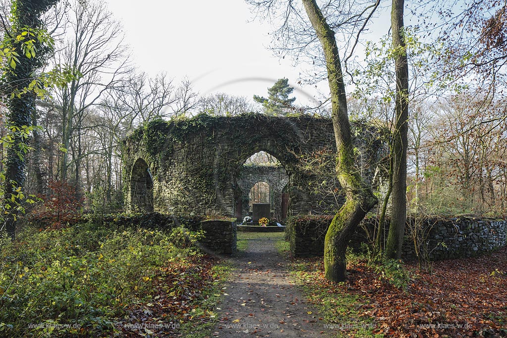 Remscheid-Reinshagen, eine von einem Ringwall umgebene Gedenkstaette fuer die Opfer der beiden Weltkriege; Remscheid-Reinshagen, from a  circular earthwork surrounded honorable hain.