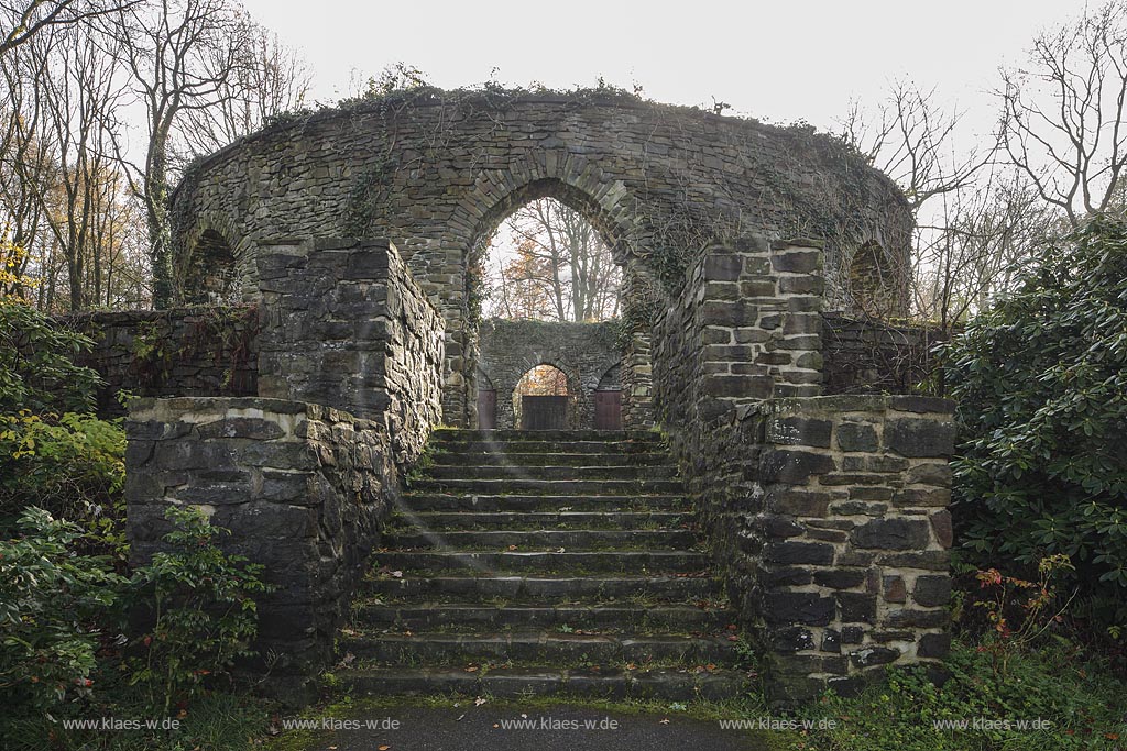 Remscheid-Reinshagen, eine von einem Ringwall umgebene Gedenkstaette fuer die Opfer der beiden Weltkriege; Remscheid-Reinshagen, from a  circular earthwork surrounded honorable hain.