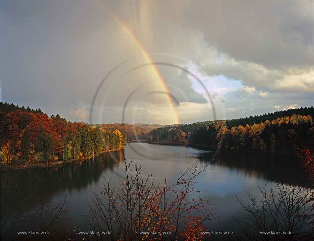 Remscheid, Regierungsbezirk Dsseldorf, Blick auf Eschbachtalsperre im Herbst mit Regenbogen