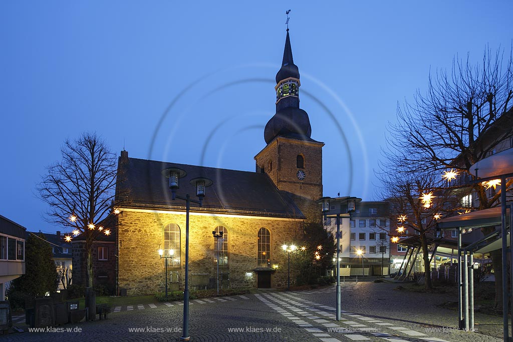 Remscheid Innenstadt, evangelische Stadtkirche mit Ambrosius-Vassbender-Platz, eine spaetromanische, dreischiffige Kirche und zugleich die aelteste Kirche Remscheids; Remscheid Innenstadt, evangelic municipal church with the square Ambrosius-Vassbender-Platz.