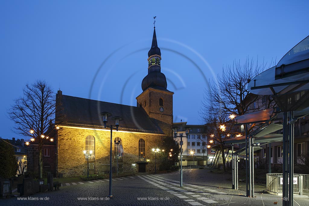 Remscheid Innenstadt, evangelische Stadtkirche mit Ambrosius-Vassbender-Platz, eine spaetromanische, dreischiffige Kirche und zugleich die aelteste Kirche Remscheids; Remscheid Innenstadt, evangelic municipal church with the square Ambrosius-Vassbender-Platz.