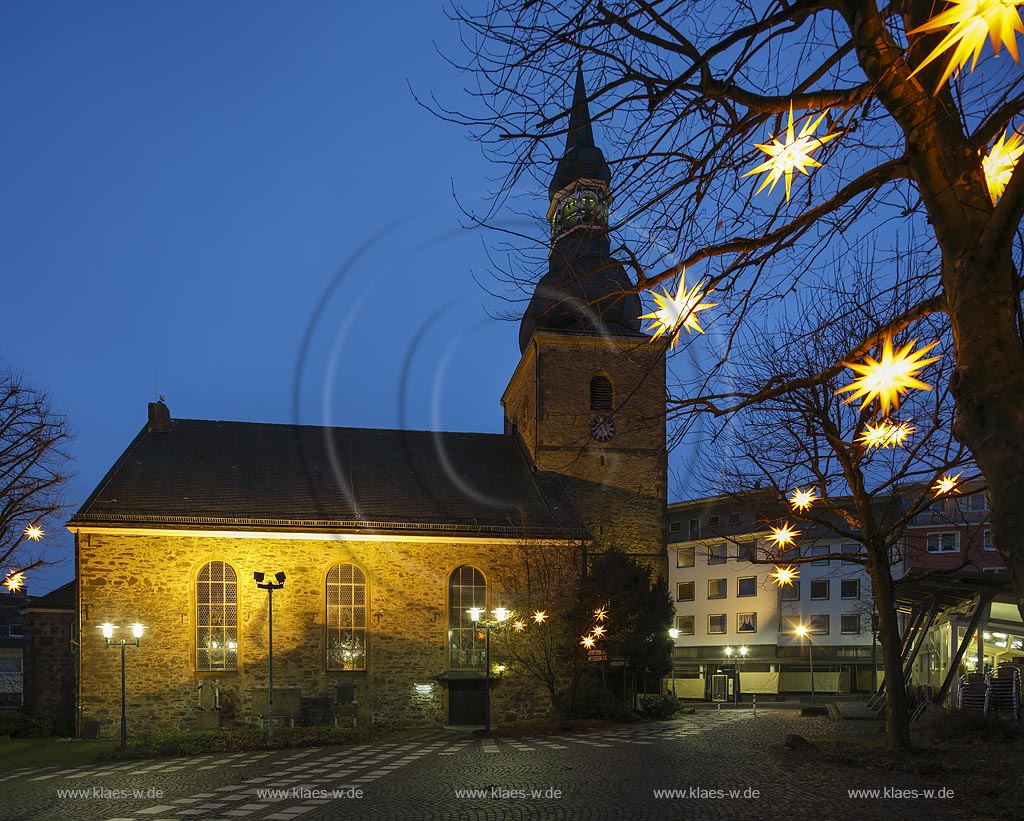 Remscheid Innenstadt, evangelische Stadtkirche mit Ambrosius-Vassbender-Platz, eine spaetromanische, dreischiffige Kirche und zugleich die aelteste Kirche Remscheids; Remscheid Innenstadt, evangelic municipal church with the square Ambrosius-Vassbender-Platz.