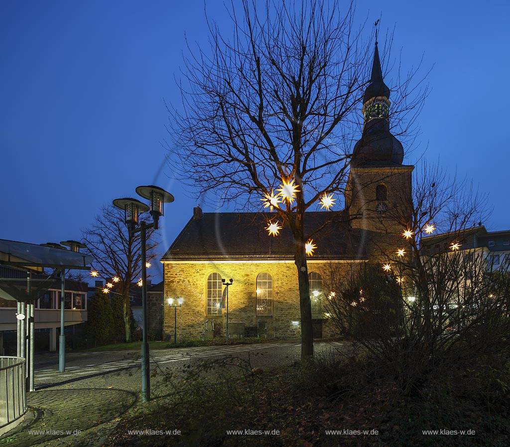 Remscheid Innenstadt, evangelische Stadtkirche mit Ambrosius-Vassbender-Platz, eine spaetromanische, dreischiffige Kirche und zugleich die aelteste Kirche Remscheids; Remscheid Innenstadt, evangelic municipal church with the square Ambrosius-Vassbender-Platz.