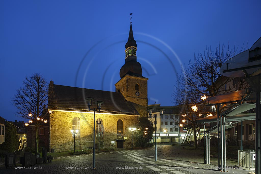 Remscheid Innenstadt, evangelische Stadtkirche mit Ambrosius-Vassbender-Platz, eine spaetromanische, dreischiffige Kirche und zugleich die aelteste Kirche Remscheids; Remscheid Innenstadt, evangelic municipal church with the square Ambrosius-Vassbender-Platz.