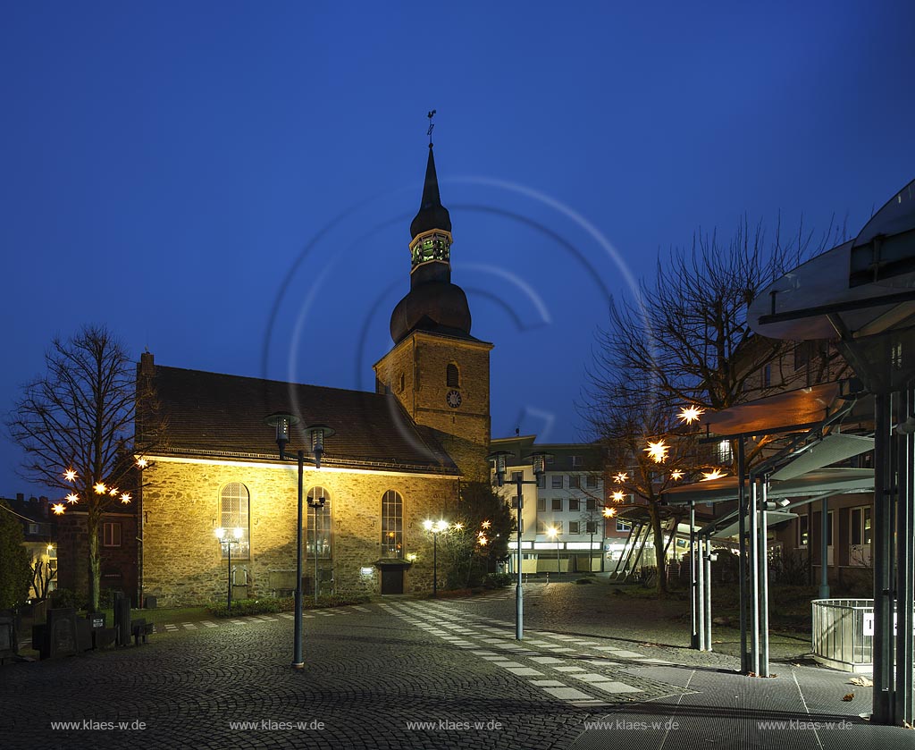 Remscheid Innenstadt, evangelische Stadtkirche mit Ambrosius-Vassbender-Platz, eine spaetromanische, dreischiffige Kirche und zugleich die aelteste Kirche Remscheids; Remscheid Innenstadt, evangelic municipal church with the square Ambrosius-Vassbender-Platz.