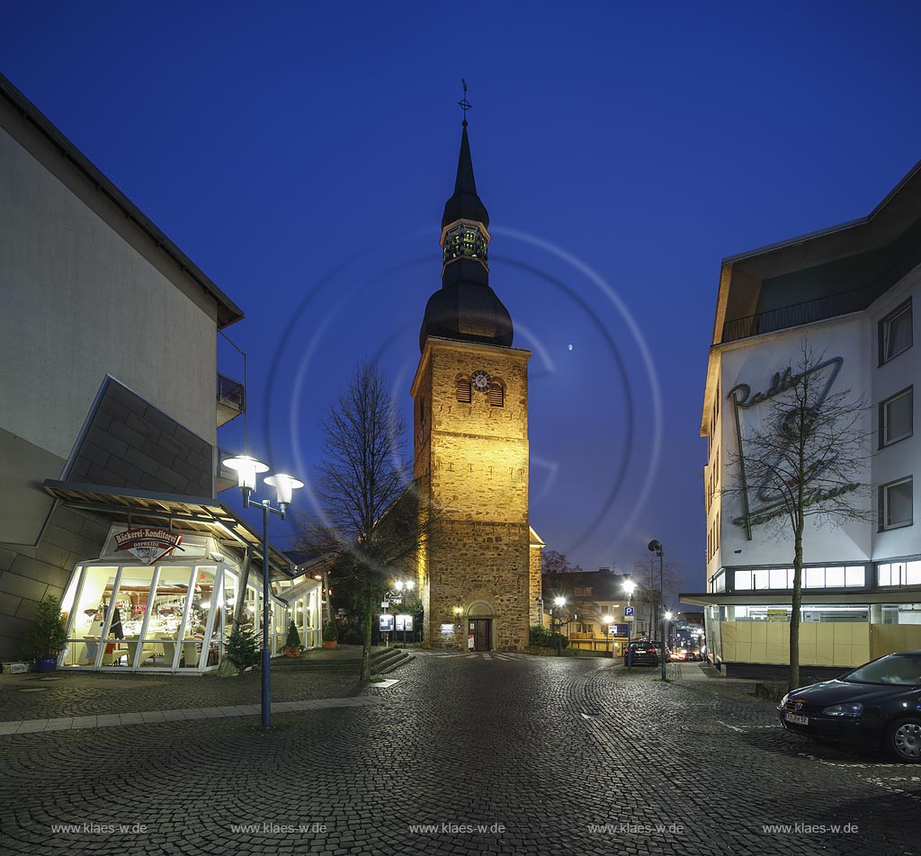 Remscheid Innenstadt, evangelische Stadtkirche mit Marktcafe; Remscheid Innenstadt, evangelic municipal church with the cafe Marktcafe.