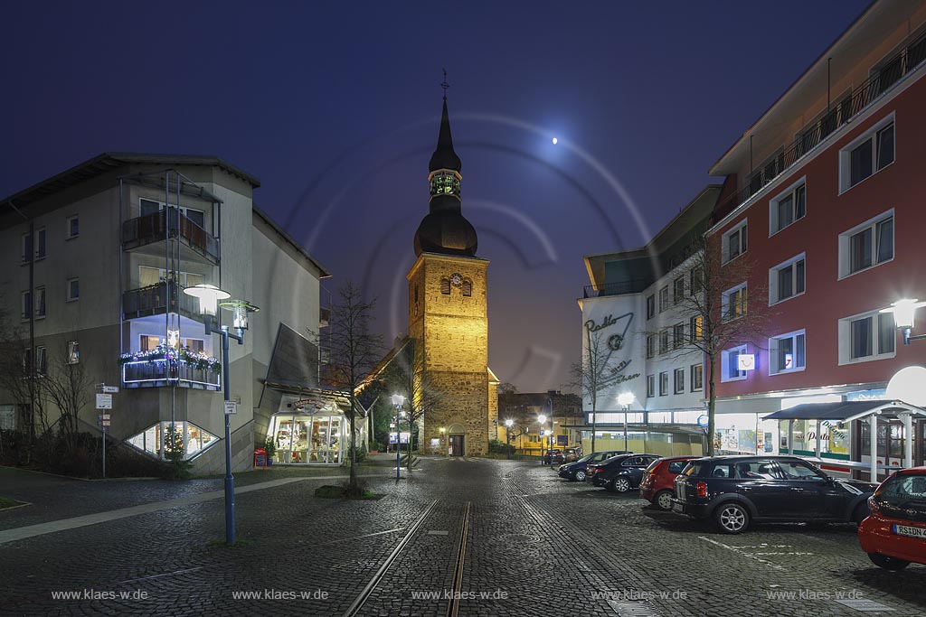 Remscheid Innenstadt, evangelische Stadtkirche mit Marktcafe und Strassenbahnschienen; Remscheid Innenstadt, evangelic municipal church with the cafe Marktcafe and streetcar rails.