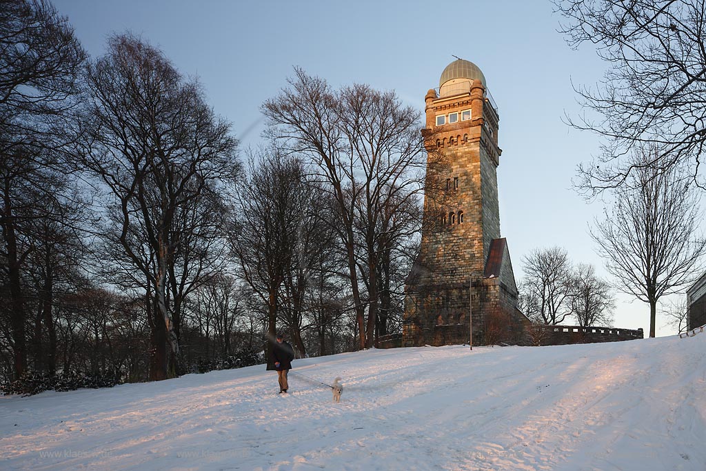 Remscheid, Stadtpark, Blick auf den Bismarckturm im Schnee, er  ist ein heute als Sternwarte genutzter 30 m hoher Turm; Remscheid, Stadtpark, view to the  observatory Bismarckturm in snow.