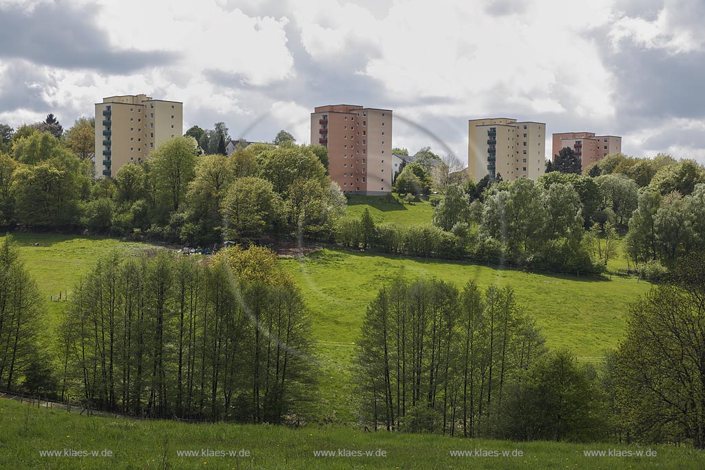 Remscheid-Sued, Hohenhagen, Blick ueber Fruehlingslandschaft auf Hochhaeuser im Wohngebiet Hohenhagen; Remscheid-Sued, Hohenhagen, view over springtime landscape to high-rise buildings within the residential area Hohenhagen.
