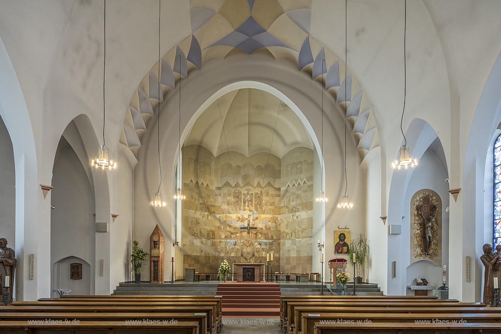 Remscheid-Sued, katholische Kirche St. Josef, Innenaufnahme, Blick Richtung Altar; Remscheid Sued, catholic church St. Joseph, interior view onto altar.
