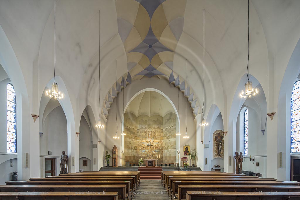 Remscheid-Sued, katholische Kirche St. Josef, Innenaufnahme, Blick Richtung Altar; Remscheid Sued, catholic church St. Joseph, interior view onto altar.
