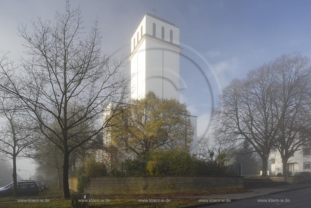 Remscheid-Sued, katholische St. Josef-Kirche im Fruehnebel, die Kirche nach Plaenen des Architekten "Otto Christ" gebaut; Remscheid-Sued, catholic St. Josef church.