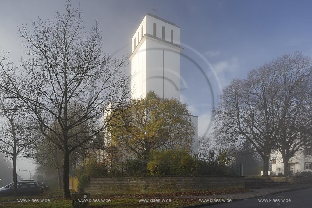 Remscheid-Sued, katholische St. Josef-Kirche im Fruehnebel, die Kirche nach Plaenen des Architekten "Otto Christ" gebaut; Remscheid-Sued, catholic St. Josef church.